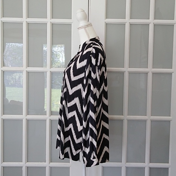 Chico's Black and White Chevron Split Neck Popover - Vanity Size 2/US L - Picture 5 of 16